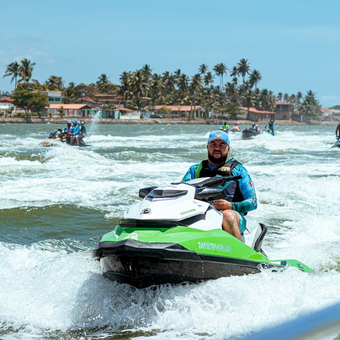 Piloto de jet ski em alto mar