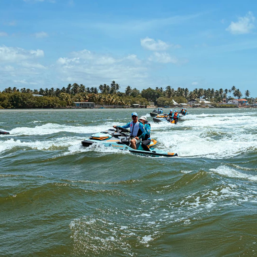 Jet skis em movimento no percurso
