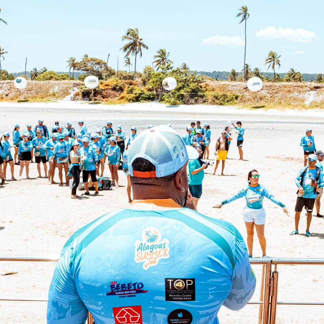 Festa com participantes na areia